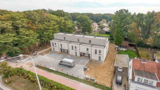 Ontdek VILLA E, een eigentijdse woonproject aan de Tervuursesteenweg 401 in Elewijt.<br />Deze nieuwe ontwikkeling omvat vijf stijlvolle gezinswoningen met een hedendaagse architectuur, optimale lichtinval en zonnige privétuinen.<br /><br />De beschikbare woningen variëren in type van halfopen tot gesloten bebouwingen, met grondoppervlaktes tussen circa 84 m² en 236 m². De woningen bieden een doordachte indeling met drie ruime slaapkamers, een open leefruimte met ingerichte keuken, een moderne badkamer en een extra tweede verdieping, bereikbaar via een vaste trap. Deze extra ruimte is perfect geschikt als hobbykamer, bureau of bijkomende slaapkamer. <br /><br />Achteraan de woningen ligt een privatieve tuinzone, bereikbaar via een pad van 1,5 meter breed. In elke tuin is er mogelijkheid tot een tuinberging. <br /><br />De afwerking gebeurt naar eigen smaak volgens het uitgebreide lastenboek en worden gebouwd met duurzame materialen. <br />Ook op het vlak van energie scoort dit project uitstekend, zo is elke woning uitgerust met een warmtepomp, vloerverwarming, ventilatiesysteem C+ Evo III en zonnepanelen, waardoor je futureproof en energiezuinig woont. <br /><br />De woningen beschikken ook over private parkeerplaatsen vooraan het project. <br /><br />Mits voldaan aan de voorwaarden, kan je genieten van het verlaagd btw-tarief van 6 procent. <br /><br />Lijkt dit jou voor de ideale gezinswoning? Plan vandaag nog je afspraak met onze nieuwbouwspecialist via onze website.