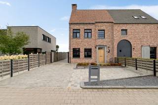 <p>Ontdek deze prachtige en energiezuinige halfopen bebouwing uit 2016, gelegen op een toplocatie in Rijkevorsel. De woning combineert een hoogwaardige afwerking met veel ruimte en hedendaags wooncomfort. Met drie slaapkamers, een aparte bureauruimte en prachtige ingemaakte kasten werd er veel aandacht besteed aan kwaliteit en functionaliteit. Buiten vormt de fraai aangelegde tuin met zwembad en poolhouse de ideale plek om volop te genieten. De dubbele garage, zonnepanelen, airconditioning en het gunstige EPC-label A maken het plaatje compleet.<br /><br />Indeling:<br />Gelijkvloers:<br />- Inkomhal met apart toilet<br />- Woonkamer<br />- Bureauruimte<br />- Eetkamer<br />- Keuken<br />- Achterinkom<br />- Wasplaats/douchekamer<br /><br />Eerste Verdieping:<br />- Nachthal<br />- Badkamer<br />- Slaapkamer 1<br />- Slaapkamer 2 met dressing<br /><br />Tweede verdieping:<br />- Slaapkamer 3<br />- Technische ruimte<br /><br />Buiten:<br />- Tuin<br />- Terras<br />- Dubbele garage<br />- Poolhouse<br />- Douchekamer<br />- Verwarmd zwembad<br /><br />Bijzonderheden:<br />- EPC A<br />- Kwalitatieve materialen<br />- Toplocatie<br />- Zonnepanelen<br />- Zwembad<br />- Mogelijkheid overnemen meubels<br /><br />Mis deze kans niet! Plan snel je bezoek en ontdek deze mooie woning zelf.<br /><br />04 86 90 59 50<br />toon.vermeiren@albert.immo<br />www.albert.immo<br /><br />Voor alle foto's en interactieve plannen verwijzen wij naar onze website: www.albert.immo</p>