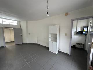 Ieper: pand met 2 slaapkamers nabij centrum te koopDeze woning is ingedeeld als volgt:nr 40: inkomhal, living met open keuken, droge kelder,...