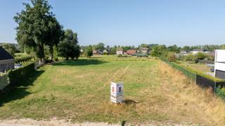 We vinden dit mooie zuidwest gelegen perceel terug in de Eeuwfeeststraat ter hoogte van nummer 9 in Hasselt (Kortessem). Met een straatbreedte...