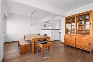 In de Riverside Tower, gelegen aan de Esmoreitlaan op Linkeroever, bevindt zich dit ruime en lichtrijke appartement van ca. 140 m² op de zevende verdieping. Dankzij de uitstekende ligging geniet je hier van een adembenemend uitzicht over Antwerpen, met onder meer zicht op het MAS, terwijl je tegelijkertijd omringd bent door groen.<br /><br />De ruime leefruimte baadt in het natuurlijke licht en vormt samen met de praktische indeling de ideale basis voor comfortabel wonen. Het appartement beschikt over drie volwaardige slaapkamers, waarvan één met een ensuite badkamer. Daarnaast is er een tweede badkamer, waardoor deze woonst perfect geschikt is voor gezinnen of wie graag extra comfort heeft. De ene badkamer is uitgerust met een douche, de andere met een ligbad.<br /><br />Een extra troef is dat zowel een privéstaanplaats (middelste plaats) als een kelderberging reeds inbegrepen zijn in de prijs.<br /><br />De ligging is een absolute meerwaarde. Winkels, scholen en andere voorzieningen bevinden zich in de onmiddellijke omgeving en dankzij de tram, bus, watertaxi, voetgangers- en fietserstunnel bereik je het centrum van Antwerpen in een mum van tijd. Zo combineer je de rust en het groen van Linkeroever met de levendigheid van de stad.<br /><br />Troeven:<br />- EPC label B <br />- Elektriciteit conform <br />- Gemeenschappelijke fietsenstalling <br />- Terras (±1,5 m²)<br /><br />Ben je op zoek naar een ruim appartement met een uniek uitzicht en een uitstekende bereikbaarheid? Contacteer ons gerust voor meer informatie of een bezoek. <br />
