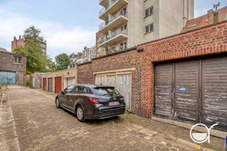 Deze herenwoning is super gelegen langs de mooie groene Parklaan op wandelafstand van het Sint-Pietersstation en het Citadelpark. Het grote pluspunt is de ruimte, het kleine tuintje en de garage die langs achteren bereikbaar is via de Oude Fortweg. Indeling: mooie authentieke inkom, ruime leefruimte, keuken en in de achterbouw nog 3 rmultifunctionele ruimtes en een badkamer. Op de tussenverdieping is er een slaapkamer met badkamer. Op de eerste verdieping hebben we 2 slaapkamer met badkamer en op de tweede verdieping een kamer met mezzanine en badkamer en nog een grote zolderkamer. De woning is volledig onderkelderd. EPC label C. Verwarming op gas en er zijn ook zonnepanelen aanwezig. Deze woning biedt heel wat mogelijkheden en na wat opfriswerk kunt je er een echt pareltje van maken. Voor meer info en een bezoek contacteer Annick@rosseel.be of 09/280.20.43