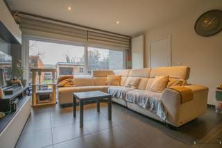 <p><span>Rustig gelegen woning met 3 slaapkamers en inpandige garage op 223 m².</span><span> </span></p><p><span> </span></p><p><span>Gelijkvloers</span><span>: </span></p><p><span>Inkomhal met apart toilet (met handenwasser) en vestiaire. </span></p><p><span>Woonkamer van 28 m² op keramische tegel. </span></p><p><span>Open keuken voorzien van: </span></p><p><span>- keramische kookplaat </span></p><p><span>- dampkap </span></p><p><span>- vaatwasmachine </span></p><p><span>- koelkast </span></p><p><span>- combi: oven en microgolfoven </span></p><p><span>- enkele spoelbak </span></p><p><span>Berging van 4 m² onder de trap. </span></p><p><span> </span></p><p><span>Inpandige garage van 21 m² met kantelpoort. </span></p><p><span> </span></p><p><span>1ste verdieping</span><span>: </span></p><p><span>Nachthal met apart toilet. </span></p><p><span>3 slaapkamers, allen op laminaat, van respectievelijk 14 m² (voorzien van ingemaakte kast), 11 m² en 9 m². </span></p><p><span>Badkamer van 10 m² op keramische tegel met: </span></p><p><span>- ligbad </span></p><p><span>- inloopdouche </span></p><p><span>- dubbele wastafel </span></p><p><span>Wasplaats op keramische tegel. </span></p><p><span> </span></p><p><span>Zuid-West-geicht terras van 14 m². </span></p><p><span> </span></p><p><span>Tuinhuis voorzien van o.a. overdekt terras. </span></p><p><span> </span></p><p><span>BIJZONDERHEDEN: </span></p><p><span>Automatische rolluiken. </span></p><p><span>Extra parkeerplaats voor de garage. </span></p><p><span> </span></p><p><span>Stedenbouwkundige inlichtingen: vergunning aanwezig, verkavelingsvergunning, geen voorkooprecht, geen maatschappelijke herstelmaatregel opgelegd, woongebied. </span></p>