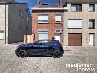 Deze charmante gezinswoning geniet van een rustige doch centrale ligging op wandelafstand van verschillende winkels, diensten en openbaar vervoer.<br /><br />De toffe woning geniet van volgende indeling:<br /><br />Op de gelijkvloerse verdieping bevinden zich een inkomhal met vestiairemogelijkheid, een berging onder de trap, een leefruimte met eet- en zithoek, een leefkeuken (voorzien van keramische kookplaat, dampkap, combi-oven, dubbele spoelbak, vaatwasmachine en koelkast met vriesvak en een badkamer met ligbad inclusief douchemogelijkheid, een lavabo, een hangtoilet en aansluiting voor wasmachine en droogkast.<br /><br />Op de eerste verdieping bevinden zich een nachthal en twee ruime slaapkamers (tweepersoonskamers).<br /><br />Via een vaste trap is de tweede verdieping toegankelijk met een derde zeer ruime slaapkamer.<br /><br />Links van de woning is een fietsdoorgang voorzien.<br /><br />Achteraan de woning is een mooi aangelegde tuin gelegen met 2 terrassen en is er een buitenberging aanwezig (waar een waterontharder geplaatst werd).<br /><br />De woning werd uitgerust met 6 zonnepanelen voor huishoudelijk elektrisch verbruik (ong. 2500 WATT).<br /><br />
