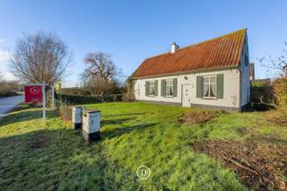 Renovation opportunity on a generous plot in one of the most sought-after residential areas of Sint-Andries.<br /><br />This renovation project is located on an exceptionally well-positioned plot of 1,008 m² in a residential zone, within the highly desirable Hermitage area of Sint-Andries. The existing house requires a full renovation and, thanks to its residential zoning, offers genuine potential for extension, subject to obtaining the necessary permits.<br /><br />The property is listed as established architectural heritage, allowing the exterior to be restored in line with its original character, while the interior can be completely redesigned and renovated to modern standards. This creates a rare opportunity to blend authenticity with contemporary living comfort.<br /><br />The location is undoubtedly a strong asset: quiet, green and residential, yet with excellent access to Bruges city centre, schools, shops and main roads. A pleasant renovation project in a prime location, ideal for buyers seeking character, space and future potential.