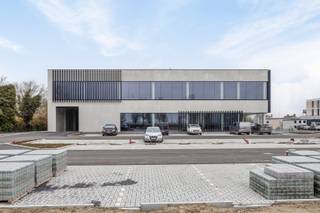 Deze kantoorruimte is gelegen aan belangrijke invalswegen van Veurne met vlotte toegang tot E40, Veurne & de kust. Deze prachtige zichtlocatie...