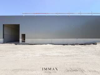 Het recent ontwikkelde bedrijventerrein Portis bestaat uit 49 moderne KMO-units en vormen een ideale uitvalsbasis voor lokale ondernemingen, start-ups &amp; kleinschalige KMO’s.<br /><br />Gebouwd met hoogwaardige en milieuvriendelijke materialen, voldoen de units aan de strengste kwaliteits- en duurzaamheidsnormen. Ze zijn bovendien aantrekkelijk als investeringsobject, dankzij het potentieel voor een stabiel en interessant rendement van 3,3%!<br /><br />De units worden casco opgeleverd, wat de nieuwe eigenaar volledige vrijheid biedt om de inrichting af te stemmen op de eigen noden en activiteiten. Elke unit is standaard uitgerust met: individuele regenwaterput van 10.000l - sanitaire ruimte - lichtarmaturen - geïsoleerde sectionaalpoort (4,5m B op 4,8m H) met aparte toegangsdeur - min. 2 parkeerplaatsen - brievenbus. Mogelijkheid tot het installeren van zonnepanelen bovenop de unit. <br /><br />Troeven: <br />- Strategische ligging ~ AA-locatie met uitstekende bereikbaarheid<br />- Ruime manoeuvreerruimtes voor vrachtwagens en opleggers <br />- Instapklare entiteiten<br />- Duurzame wegenis in betonverharding (geen asfalt)<br />- Ruime laad- en loszones <br />- Voldoende parkeergelegenheid <br />- Vrije hoogte van 6m<br /><br />Voor verdere informatie of vrijblijvend bezoek contacteer Céline op 0476 60 60 23 of mail naar celine@immax.be