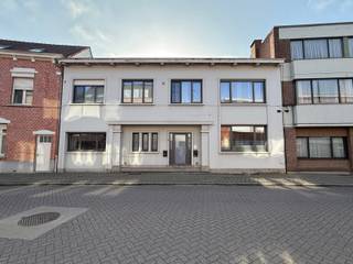 Vernieuwd appartement met 2 slaapkamers en garagebox in het centrum van Herentals.Dit vernieuwde appartement van ca. 156 m² is gelegen op de eerste...