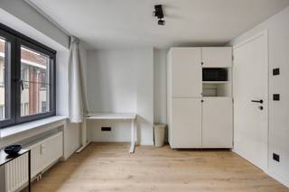 <span><span><strong>*Uniek investeringsvastgoed*</strong></span><br /><br />Aan de Stadsrand van de bruisende studentenstad Leuven namelijk op de hoek van de Naamsesteenweg met de Groenstraat kan je dit uniek opbrengstproject vinden. </span><span>Het pand is uiterst centraal gelegen, ideaal voor studenten zowel studerende in het centrum als de Campussen in Heverlee: Arenberg, UCLL, Sportkot... </span><span>Dit opbrengstpand </span><span>omvat 35 moderne entiteiten namelijk 31 kamers privatief sanitair en 4 studio's voorzien van al het nodige comfort en bemeubeling. </span><br /><br /><span>Alle entiteiten </span><span>kunnen indien gewenst voorzien worden van een verhuring.</span><span> Nettorendement 3,5%. Oplevering verbouwing start academiejaar 2024-2025.</span><br /><br /><span><strong>Wens je meer informatie? Dat kan ! Contacteer onze Expert Investeringsvastgoed: Jacky 0495 53 46 49 of jacky@connect-immo.be</strong></span><br /><br /><span>EPB Startverklaring!</span><br /><span>wg, gdv, gvkr, gvv</span>