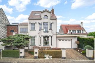 Unieke dorpswoning met bijhuis en prachtige tuin te Ternat  Vanuit de inkomhal met vestiaire stapt u de gezellige living binnen die aansluit op de...