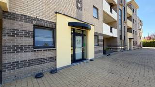 Op zoek naar een lichtrijk en comfortabel appartement in Hasselt? Dit instapklare en energiezuinige appartement biedt u een moderne woonervaring op een toplocatie.Dankzij de grote raampartijen geniet u in de royale leefruimte van een prachtig lichtinval. De volledig uitgeruste keuken is voorzien van alle hedendaagse comfort. Met 2 volwaardige slaapkamers en een badkamer met zowel ligbad als douche, biedt dit appartement verrassend veel ruimte. Bovendien geniet u hier van een rustig binnenplein, terwijl scholen, winkels en het openbaar vervoer op wandelafstand liggen.Indeling:Verdiep +2- Inkomhal- leefruimte- volledig uitgeruste keuken- twee slaapkamers- badkamer - berging- terras - apart toiletVerdiep -1- kelderberging - garage De snelste manier om een bezoek te brengen aan dit appartement? Vraag je bezoek aan via de rode knop op onze website (www.dewaele.com).Telefonisch kunnen er geen afspraken gemaakt worden. Bij andere vragen kun je ons telefonisch contacteren via 011 30 50 50.Tot binnenkort!
