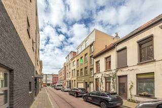 Op een centrale en gegeerde locatie in Antwerpen vinden we dit instapklare 2 slpk appartement.<br /><br /><strong>Ligging</strong><br />Het appartement is gelegen in de Essenstraat een aangename en goed bereikbare buurt met alles binnen handbereik. U bevindt zich op korte afstand van winkels, openbaar vervoer, scholen en horecagelegenheden. Dankzij de vlotte verbindingen bent u snel in het stadscentrum.<br /><br /><strong>Indeling</strong><br />Bij het betreden van het appartement komt u binnen in de ruime en lichtrijke woonkamer, dankzij de grote ramen, vormt het hart van de woning en biedt een aangename leefruimte. De geïnstalleerde keuken beschikt over zowel boven- als onderkasten.<br /><br />Via de nachthal heeft u toegang tot twee slaapkamers van respectievelijk 12 m² en 8 m². Verder vindt u hier een badkamer en een apart gastentoilet met handenwasser. De badkamer is uitgerust met een ligbad en een wastafel.<br /><br /><strong>Troeven</strong>
<ul>
<li><span>Centrale ligging </span></li>
<li><span>Goede bereikbaarheid </span></li>
<li><span>Ideaal als investering of starterswoning</span></li>
<li><span>EPC 142 kWh/m2</span></li>
<li><span>Elektriciteit conform</span></li>
<li><span>2 slaapkamers</span></li>
<li><span>Veel lichtinval </span></li>
</ul>
<span>Benieuwd naar meer? Neem contact op voor een bezichtiging via 0483 51 30 01 of mail naar ruzanna@wellimmo.net</span><br />
