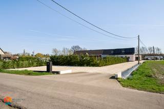 Op een fantastische locatie te Onze-Lieve-Vrouw-Waver bevindt zich deze gerenoveerde woning met 5 slaapkamers op een perceel van 3945 m². U geniet hier van een uitstekende ligging in een groene omgeving met een schitterende bereikbaarheid vlakbij de R6.<br /><br />Benieuwd naar deze exclusieve woning? Klik hier voor een prachtige 3D beleving van de woonst.<br /><br />We betreden de woning via de inkomhal met apart gastentoilet en vestiaire. De lichtrijke leefruimte kan worden ingericht met een gezellige zithoek en aparte eetplaats. Aanpalend bevindt zich de keuken die mooi werd geïntegreerd in het geheel en is voorzien van de meest kwalitatieve toestellen. Via de keuken en leefruimte heeft u daarnaast ook toegang tot het goed georiënteerde terras en de ruime tuin. Via de inkomhal bereiken we de eerste slaapkamer die ook uitstekend kan dienen als bureau -of hobbyruimte. Verder vinden we op het gelijkvloers een wasruimte/berging en een eerste badkamer met inloopdouche, bad en lavabo. Via de nachthal op de eerste verdieping bereiken we 4 slaapkamers en een tweede badkamer, voorzien van een toilet, lavabo en douche.<br />Het bijgebouw achter de woning werd volledige afgewerkt en biedt ruimte tot het inrichten van een extra leefruimte, bureau of hobbyruimte. Verder vinden we hier een derde toilet.  <br /> Tot slot beschikt deze woning nog over een kleine opbergzolder en een garagebox. <br /><br />Dit is een geweldige opportuniteit als u op zoek bent naar een ruime woning met 5 slaapkamers in een groene omgeving te Onze-Lieve-Vrouw-Waver. Contacteer ons op het nummer 0479 13 63 69 voor meer informatie of via info@boonstravastgoed.be<br /><br />Bijzonderheden: <br />- 5 slaapkamers<br />- Uitstekende ligging<br />- Perceel van 3945 m²