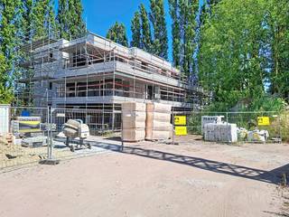Residentie Vici is gelegen in de Stationsstraat en residentie B bevat 8 appartementen, gelegen vlakbij de oude spoorwegbedding.<br />Eyecatcher van het project wordt de prachtige groene binnentuin. Centrale ligging in het hart van Sijsele op fiets-en wandelafstand van scholen en supermarkten. <br /><br />Appartement 57B0201 is een mooi 2 kamerpenthouse op het eerste verdiep. Mooie leefruimte met open keuken, 2 ruime slaapkamers, ingerichte badkamer met douche en dubbel lavabomeubel, berging, inkom en wc.<br /><br />Exclusief zongericht terras van 44 m².<br />Zeer energiezuinig met zonnepanelen, lucht-water warmtepomp en vloerverwarming.<br /><br />Dit appartement wordt volledig afgewerkt aangeboden waarbij je zelf nog je eigen afwerking kan kiezen. <br />Bovengrondse garagebox mee aan te kopen. <br /><br />Bij Durabrik ben je zeker van een vaste prijs.<br />Heb je vragen? Contacteer dan je bouwadviseur via 0475 98 89 02 of mail naar vincent.sohier@durabrik.be.<br /><br />Download de brochure via https://durabrik.immo/sijsele-stationsstraat<br />* Beelden en oppervlaktes zijn indicatief.