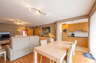 <div>Een ruim en lichtrijke gelijkvloerse appartement van maar liefst 93 m² in een gebouw van 2004.</div>
<div>Nabijheid van scholen, winkels en openbaar vervoer.</div>
<div></div>
<div><strong>INDELING</strong></div>
<div>Bij het binnenkomen betreedt u de verzorgde inkomhal, voorzien van een praktische vestiairekast. <br />Een lichtrijke leefruimte dankzij de grote raampartijen, uitgerust met elektrische rolluiken, die doorlopen tot op de vloer.<br />De open keuken sluit mooi aan op de leefruimte en is volledig uitgerust met toestellen. De koelkast en vaatwasser werden vernieuwd in 2022.</div>
<div>Badkamer met ligbad en enkele lavabo.<br />Afzonderlijk gastentoilet.<br />Een ruime berging/technische ruimte.</div>
<div>Twee volwaardige slaapkamers die beide rechtstreeks toegang geven tot het grote en aangename terras.</div>
<div></div>
<div>Via de lift bereikt u de ondergrondse autostaanplaats, verplicht aan te kopen aan €20.000, en de gemeenschappelijke fietsenstalling.<br />Maandelijkse vaste kosten: € 93,40</div>
<div></div>
<div><strong>POSITIEVE ASPECTEN</strong><br />- Groot en zonnig terras<br />- Instapklaar en uitstekend onderhouden<br />- Topligging nabij dorpsplein, winkels en scholen<br />- Nieuwe Vaillant cv-ketel (2024)<br />- Nieuwe parlofoon, koelkast en vaatwasser<br />- Ondergrondse autostaanplaats inbegrepen<br />- Gemeenschappelijke fietsenstalling<span></span></div>
