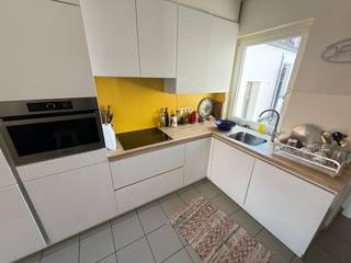 Tof duplex ppartement in kleinschalig gebouw op centrale ligging maar toch rustige ligging in de nabije omgeving van Park Spoor Noord en Campus Spoor Noord AP en UA. Zeer lage algemene onkosten.<br /><br /><u><strong>Indeling van het appartement:</strong></u><br /><u>Derde verdieping:</u><br />Inkomhal met afzonderlijk toilet, tegels.<br />Living: tegels, +/- 35 m².<br />Open ingerichte keuken met kasten, spoeltafel en toestellen.<br /><u>Vierde verdieping:</u><br />Slaapkamer 1: +/- 14 m², tegels.<br />Slaapkamer 2: +/- 8,5 m², tegels.<br />Badkamer ingerichte met wastafel met meubel, douche.<br />Berging.<br /><br />Algemene onkosten: +/- € 30 per maand.