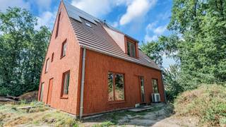 Welkom in deze uitzonderlijke en energiezuinige woning, gelegen aan de Zijstraat 23 in Opglabbeek. Deze halfopen, hedendaagse woning combineert een tijdloze architectuur met de nieuwste bouwtechnieken en een bijzonder hoog wooncomfort. Dankzij de rustige ligging en uitstekende energieprestaties is dit een woning die klaar is voor de toekomst.<br /><br />De woning werd opgetrokken in CLT (Cross Laminated Timber), een innovatieve en duurzame bouwmethode die bekendstaat om haar uitstekende isolerende eigenschappen, aangenaam binnenklimaat en uitzonderlijke stevigheid. De warme uitstraling wordt versterkt door de stijlvolle gelijmde steenstrips, die de woning een unieke en karaktervolle architectuur geven.<br /><br />Met een bewoonbare oppervlakte van 167 m² biedt deze woning alle ruimte voor een gezin. De indeling is praktisch en doordacht, met drie volwaardige slaapkamers, waardoor iedereen zijn eigen plek heeft. De woning beschikt over een stijlvolle, moderne badkamer die werd afgewerkt met kwalitatieve materialen en alle comfort biedt. Hier geniet u van een heerlijk ligbad, ideaal om na een drukke dag volledig tot rust te komen. Daarnaast is de badkamer ruim opgevat en ontworpen met oog voor zowel functionaliteit als een hedendaagse uitstraling. De open keuken is functioneel ingericht en beschikt over de nodige toestellen. Dankzij de open verbinding met de leefruimte blijft u tijdens het koken steeds in contact met uw gezin of gasten.<br /><br />Ook op technisch vlak is werkelijk aan alles gedacht. De woning is uitgerust met de nieuwste energiebesparende technieken, waaronder:<br />- zonnepanelen;<br />- warmtepomp;<br />- airconditioning voor extra comfort tijdens warme zomerdagen;<br />- een regenwaterput;<br />- elektrische screens aan de ramen, die zorgen voor extra privacy, zonwering en een aangenaam binnenklimaat.<br /><br />De uitstekende isolatie vertaalt zich in een indrukwekkend EPC van slechts -9 kWh/m² per jaar, goed voor een A+ energielabel. Dat betekent niet alleen een bijzonder lage energiefactuur, maar ook een woning die volledig klaar is voor de toekomst en voldoet aan de strengste normen op het vlak van duurzaamheid.<br />Binnen geniet u van een warme, natuurlijke sfeer dankzij de houten CLT-structuur, die een uniek gevoel van rust en gezelligheid creëert. De grote raampartijen zorgen bovendien voor een overvloed aan natuurlijk licht en brengen de groene omgeving als het ware naar binnen.<br /><br />Rustig wonen in een groene omgeving<br />De woning bevindt zich in een bijzonder rustige straat, omgeven door groen en natuur. Hier woont u in alle sereniteit, zonder in te boeten aan bereikbaarheid. Op korte afstand vindt u uitgestrekte bossen, wandel- en fietsroutes en de prachtige natuurgebieden van het Nationaal Park Hoge Kempen. Voor liefhebbers van wandelen, fietsen of gewoon genieten van de natuur is dit een absolute toplocatie.<br />Ook op culinair vlak heeft de omgeving heel wat te bieden. In Opglabbeek en de omliggende gemeenten vindt u tal van gezellige brasserieën, restaurants en sfeervolle cafés waar u terechtkunt voor zowel een snelle lunch als een uitgebreid diner. Bovendien bevinden alle dagelijkse voorzieningen zoals winkels, scholen en sportfaciliteiten zich op een korte afstand.<br /><br />Centrale ligging<br />Ondanks de rustige ligging geniet u van een uitstekende bereikbaarheid:<br />Genk centrum bereikt u in ongeveer 20 minuten.<br />Hasselt centrum bevindt zich op ongeveer 30 minuten rijden.<br />Hierdoor combineert u het beste van twee werelden: wonen in alle rust, met de levendigheid van de stad altijd binnen handbereik.<br /><br />Een woning die klaar is voor morgen<br />Deze woning is veel meer dan een mooi huis. Ze biedt een uitzonderlijke combinatie van moderne architectuur, duurzame bouwkwaliteit, een bijzonder laag energieverbruik en een aangename woonomgeving. Dankzij de innovatieve CLT-constructie, de hoogwaardige technieken en de rustige groene ligging investeert u niet alleen in een stijlvolle woning, maar ook in jarenlang zorgeloos wooncomfort.<br />Een unieke kans voor wie op zoek is naar een instapklare, energiepositieve en architecturale woning waar duurzaamheid, comfort en kwaliteit perfect samenkomen.<br /><br />Troeven van deze woning<br />- Slechts 2% registratierechten indien enige en eigen woning** (https://www.vlaanderen.be/belastingen-en-begroting/vlaamse-belastingen/registratiebelasting/verkooprecht/tarieven-in-het-verkooprecht/verlaagd-tarief-in-het-verkooprecht-voor-de-aankoop-van-de-enige-eigen-woning)<br />- Zeer energiezuinig<br />- Instapklaar en kwalitatief afgewerkt<br />- TOP-locatie<br />- Zonnepanelen voor een lagere energiefactuur<br />- Rustige en kindvriendelijke straat<br /><br />Neem gerust een kijkje in de 3D-tour en wandel alvast virtueel door de ruimte - wel zo makkelijk én leuk!<br />https://my.matterport.com/show/?m=4jqJdo8qZNa<br /><br />Wens jij deze parel te bezichtigen? Aarzel niet en neem contact met ons op, we staan voor je klaar!<br />Tel.: 0032 497 84 48 80<br />E-mail: info@caenenvastgoed.be<br /><br />Tot binnenkort!