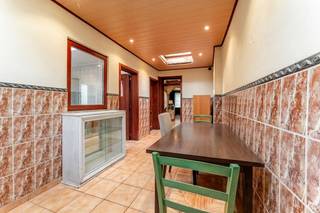 <p>Deze charmante woning uit het begin van de 20ste eeuw combineert authentieke elementen met een praktische indeling en een centrale ligging in Ronse. Gelegen in een residentiële omgeving nabij invalswegen, winkels en voorzieningen, geniet u hier van een vlotte bereikbaarheid en het comfort van wonen dichtbij het stadsleven. De woning beschikt over drie slaapkamers, een gezellige leefruimte en een aangename tuin van 116 m² waar u in alle rust kan genieten. Dankzij het EPC-label C vormt deze woning een interessante keuze voor wie op zoek is naar een comfortabele gezinswoning met potentieel.</p>
<p> </p>
<p>Belangrijkste ruimtes:<br />• Living met aangename leefruimte en natuurlijke lichtinval.<br />• Keuken met functionele indeling.<br />• Badkamer uitgerust met ligbad en enkele wastafel.<br />• 3 slaapkamers met diverse indelingsmogelijkheden.<br />• Hal met toegang tot de verschillende ruimtes.<br />• Tuin van 116 m², ideaal om buiten te ontspannen.<br />• Zolder met extra bergruimte of mogelijkheden naar eigen invulling.</p>
<p>Troeven:<br />• Centrale ligging in Ronse nabij winkels, scholen en invalswegen.<br />• Gezellige tuin van 116 m².<br />• 3 slaapkamers en praktische indeling voor gezinnen.</p>
<p>Neem vandaag nog contact op met je ERA-makelaar voor een bezoek. JOUW DROOMHUIS. ZO GEVONDEN!</p>
