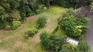 Zeer mooi en zeer rustig gelegen bouwgrond van 8 are voor open bebouwing.<br />Residentieel gelegen vlakbij het golf-en meerdomein en op 1,7km van scholen Atheneum.<br />Breedte: 25,77 meter - diepte: 31 meter.<br />Oriëntatie: oost. <br />Kroonlijsthoogte: 6,5m bij plat dak en 6m bij hellend dak. <br />Geen bouwverplichting.<br />Hoofdbestemming wonen en nevenbestemming, complementaire bedrijvigheid zoals een kantoor, diensten, handel en vrije beroepen indien ze verbonden zijn met de woonfunctie met een maximum van 100m² - zorgwonen toegelaten.<br />Goedgekeurde verkavelingsvergunning - woongebied met landelijk karakter - geen voorkooprecht ruimtelijke ordening - stedenbouwkundige vastgoedinfo in aanvraag.<br />Niet overstromingsgevoelig - perceelscore A. Opmetingskosten ten laste van kopers 950 euro.<br />Adres: Keerbergen, Wielewaalweg 1 (bouwgrond lot 2)