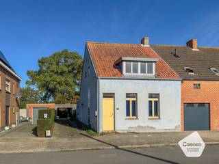Te renoveren <strong>halfopen bebouwing</strong> op een <strong>perceel van 323 m²</strong>, gecombineerd met een <strong>aanpalend perceel</strong> van maar liefst <strong>735 m²</strong> dat momenteel als tuin wordt gebruikt;<br />Deze eigendom biedt heel wat mogelijkheden voor wie op zoek is naar een <strong>renovatieproject met veel grond en toekomstig potentieel</strong>.<br />De bestaande woning dient grondig gerenoveerd te worden en biedt de mogelijkheid om ze volledig naar eigen smaak en behoeften in te richten. Aansluitend bevindt zich een ruim perceel van 735 m², momenteel ingericht als tuin. Dit perceel heeft volgens de beschikbare gegevens een <strong>bouwbestemming maar is momenteel nog niet bouwrijp</strong>. De concrete bouwmogelijkheden dienen vooraf te worden nagegaan bij de bevoegde stedenbouwkundige diensten.<br />In totaal beschikt deze eigendom over een oppervlakte van maar liefst 1.058 m², wat uitzonderlijk veel ruimte biedt voor een halfopen bebouwing.<br /><br /><u>Troeven:</u><br />* Hoofdperceel van 323 m²;<br />* Aanpalend perceel van 735 m²;<br />* Interessant renovatieproject voor eigen bewoning of investering;<br /><br />Contacteer ons snel voor meer informatie of een bezoek ter plaatse;