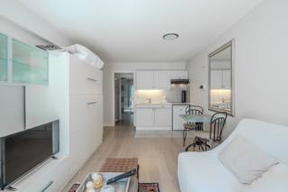 Studio à vendre situé le long de la Van Iseghemlaan à Ostende. Près des commerces, des restaurants, de la mer et de la plage au coin de la rue. <br /><br />Disposition : <br />- hall d'entrée avec placards intégrés<br />- espace de vie suivi d'une terrasse<br />- cuisine ouverte avec évier, cuisinière vitrocéramique, réfrigérateur et four micro-ondes<br />- salle de bain équipée de toilettes, douche et lavabo<br /><br />Avantages : <br />- studio rénové prêt à emménager<br />- à proximité des transports en commun<br />- à quelques pas de la mer et de la plage<br /><br />Vous recherchez un studio prêt à emménager à vendre en centre-ville ? <br />Contactez-nous dès aujourd'hui pour un rendez-vous sur place. <br /><br /><br />Registre des mesures: non