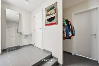 *** Penthouse met terras van 28 m² EN STAANPLAATS op topligging in Leuven ***Ontdek deze stijlvolle penthouse waar ruimte, comfort en lichtinval...