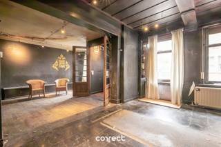 Dit ruim handelspand, momenteel ingericht voor horeca uitbating, heeft heel wat mogelijkheden te bieden. Op een commerciële locatie in Brugge vlakbij 't Zand is men vlot bereikbaar. Mits een verdere afwerking/renovatie kan men hier een prachtige zaak creëren. De indeling is als volgt: Gelijkvloers: Inkomhal, eetruimtes, (gehandicapten)toilet, keukenruimte met koelcel en kleine buitenkoer. Er is een kelder aanwezig met laadluik aan de straatkant. 1ste verdieping: Zitruimte, kamer met toegang tot buitenruimte (mogelijks terras), 2 wc's, bureauruimte. 2de verdieping: 1 grote en kleinere zolderruimte die perfect kan dienen als uitbreiding naar extra kamers. Het dak werd reeds recent volledig vernieuwd en geïsoleerd. Kortom een polyvalent pand die mogelijkheden biedt naar horeca, b&amp;b, woon- en werk combinatie, ... Contacteer Emile voor een bezoek ter plaatse: 0492 08 08 08emile@correctvastgoed.beWij verzorgen ook de schatting van uw woning. Bel voor meer info!Vanaf heden kunt u gebruik maken van onze online schattingstool om de waarde van uw woning helemaal vrijblijvend na te gaan.