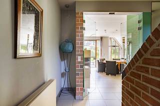 <p></p>
<p>Ruime vrijstaande villa aan De Gerstjens – 276 m², 4 slpk. + bureau en zuidwesttuin</p>
<p>Groen wonen zonder afgelegen te wonen. Op een bijzonder aangename locatie in Aalst, vlak bij De Gerstjens, bevindt zich deze ruime vrijstaande villa op een perceel van 978 m². Met 276 m² bewoonbare oppervlakte, vier slaapkamers, een bureau, veel lichtinval en een zuidwestgerichte tuin biedt deze woning uitzonderlijk veel ruimte in een rustige, groene omgeving. Een ideale woning voor wie ruim wil wonen, thuiswerkt of een vrij beroep uitoefent, maar tegelijk belang hecht aan privacy, natuur en een goede bereikbaarheid.</p>
<p>Ruimte, licht en flexibiliteit:</p>
<p>De woning valt meteen op door haar royale volumes en grote raampartijen. De leefruimte geniet van veel natuurlijk licht en staat rechtstreeks in verbinding met de tuin.</p>
<p>Er zijn vier volwaardige slaapkamers en een bijkomende bureau- of praktijkruimte, die desgewenst ook als vijfde slaapkamer kan worden gebruikt. Verder beschikt de woning over een volledig uitgeruste keuken, badkamer, aparte douchekamer, kelder, ruime zolder, garage en een grote oprit. Zuidwestgerichte tuin met veel privacy</p>
<p>Ook buiten is ruimte een belangrijke troef. De zuidwestgerichte tuin biedt een aangename combinatie van zon, groen en privacy en vormt een natuurlijke verlenging van de leefruimtes.</p>
<p>Je tuin stopt hier niet aan de perceelsgrens…want vlak bij huis gaat het groen gewoon verder. De Gerstjens en het nabijgelegen Osbroek vormen samen een uitgestrekte groene omgeving waar wandelen, fietsen en ontspannen centraal staan. Voor wie graag buiten leeft, voelt de omgeving dan ook als een natuurlijke uitbreiding van de eigen tuin.</p>
<p>Dat maakt deze ligging bijzonder: u woont rustig en groen, maar allesbehalve afgelegen. Winkels, scholen, openbaar vervoer, sportvoorzieningen, Aalst-centrum en ziekenhuisvoorzieningen bevinden zich in de omgeving. Ook de verbinding richting Brussel en Gent via de E40 is vlot bereikbaar. Hier hoeft u dus niet te kiezen tussen rust en bereikbaarheid, groen en voorzieningen, ruimte en een centrale ligging.</p>
<p>Technisch een goede basis:</p>
<p>De woning beschikt over een EPC-label C met een energiescore van 230 kWh/m²/jaar, waardoor er geen renovatieverplichting geldt. Daarnaast werd een asbestveilig attest afgeleverd. De woning werd gebouwd in 1991 en biedt een degelijke basis voor wie comfortabel wil wonen en op termijn eventueel verder wil moderniseren naar eigen smaak.</p>
<p>Troeven op een rij</p>
<ul>
<li>Vrijstaande villa op een perceel van 978 m²</li>
<li>276 m² bewoonbare oppervlakte</li>
<li>4 slaapkamers + bureau / mogelijke 5de slaapkamer</li>
<li>Royale en lichtrijke leefruimtes</li>
<li>Zuidwestgerichte tuin</li>
<li>Veel privacy en groen uitzicht</li>
<li>Garage en ruime oprit</li>
<li>Kelder en grote zolder</li>
<li>EPC-label C – geen renovatieverplichting</li>
<li>Asbestveilig</li>
<li>Rustige residentiële ligging</li>
<li>Vlak bij De Gerstjens en Osbroek: ligging in de groene long van Aalst</li>
<li>Goede verbinding met Aalst, Erembodegem en de E40</li>
</ul>
<p>Een woning voor wie niet wil kiezen tussen ruimte, groen en bereikbaarheid. Ontdek zelf de uitzonderlijke combinatie van woonruimte, ligging en privacy en plan uw bezoek.</p>
<p></p>