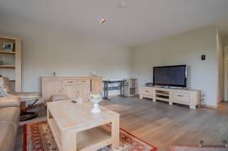 <p><span>Appartement van 104 m² op de 3de verdieping met 2 slaapkamers en 2 terrassen.</span><span> </span></p><p><span> </span></p><p><span>Gezamenlijke inkomhal op het gelijkvloers. </span></p><p><span>Lift aanwezig. </span></p><p><span> </span></p><p><span>Het appartement zelf</span><span>: </span></p><p><span>Inkomhal met apart toilet. </span></p><p><span>Ruime woonkamer van 40 m². </span></p><p><span>Open keuken met: </span></p><p><span>- natuurstenen werkblad </span></p><p><span>- koelkast </span></p><p><span>- elektrisch kookplaat </span></p><p><span>- dampkap </span></p><p><span>- vaatwasmachine </span></p><p><span>- combi-oven </span></p><p><span>- 1,5 spoelbak </span></p><p><span>Berging. </span></p><p><span>2 slaapkamers van respectievelijk 15 m² en 10 m² op laminaat. </span></p><p><span>Badkamer op keramische tegel met: </span></p><p><span>- inloopdouche </span></p><p><span>- dubbele wastafel in badkamermeubel. </span></p><p><span> </span></p><p><span>Zuid-Oostgericht terras van 16 m². </span></p><p><span>Zuid-Westgericht terras van 4 m². </span></p><p><span> </span></p><p><span>Stedenbouwkundige inlichtingen: vergunning aanwezig, geen verkavelingsvergunning, geen voorkooprecht, geen maatschappelijke herstelmaatregel opgelegd, woongebied. </span></p><p><span> </span></p>