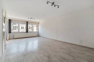 <p>Studio in Gentbrugge te koop met vlotte verbinding naar het centrum en de belangrijkste invalswegen.</p>
<p>Dit appartement aan de Brusselsesteenweg biedt een interessante opportuniteit voor wie een eigendom volledig naar eigen smaak en voorkeur wil afwerken. Dankzij de centrale ligging nabij openbaar vervoer, winkels, scholen en verbindingswegen geniet je hier van een uitstekende bereikbaarheid te voet, met de fiets of via het openbaar vervoer. De praktische indeling maakt de stuido bijzonder geschikt als investering of als verblijf voor studerende kinderen. Bovendien zorgt het EPC-label B voor een gunstige energieprestatie.</p>
<p>Belangrijkste ruimtes:<br />• Living met aangename leefruimte en natuurlijke lichtinval<br />• Keuken<br />• Badkamer<br />• Inkomhal met opbergmogelijkheden</p>
<p>Troeven:<br />• Af te werken naar eigen smaak en woonwensen<br />• Interessant als investering of voor studerende kinderen<br />• Vlotte bereikbaarheid nabij centrum Gent en invalswegen</p>
<p>Neem vandaag nog contact op met je ERA-makelaar voor meer informatie of een bezoek. JOUW DROOMAPPARTEMENT. ZO GEVONDEN!</p>