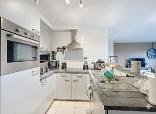 Dit lichtrijke en energiezuinige appartement met twee slaapkamers bevindt zich op een uitzonderlijke locatie, pal aan het station van Brugge en uitkijkend op het Marie Popelinplantsoen. Met een gunstig EPC-label A geniet je hier van een laag energieverbruik en een hoog wooncomfort.Dankzij de centrale ligging bevinden winkels, openbaar vervoer en het historische stadscentrum zich allemaal op wandelafstand. Dit maakt het appartement niet alleen interessant voor eigen bewoning, maar ook als investering.Via de inkomhal met gastentoilet kom je in de aangename leefruimte met open keuken. De grote raampartijen zorgen voor veel lichtinval en geven toegang tot het terras van 10m², waar je kan genieten van het rustgevende, groene uitzicht op het park.Verder beschikt het appartement over een praktische berging, een badkamer en twee comfortabele slaapkamers.Indeling (84 m²):Eerste verdieping: Inkomhal met gastentoiletLeefruimte met open keuken (30 m²) Terras (10 m²)Berging (3 m²) Badkamer met dubbele lavabo en bad (5 m²)Slaapkamer 1 (12 m²) Slaapkamer 2 (8 m²) Balkon (2 m²)