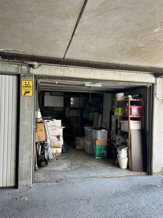 <p><span>Ondergrondse garagebox aan de Dascottelei, achter huisnummer 90. Vrij bij akte.</span></p>