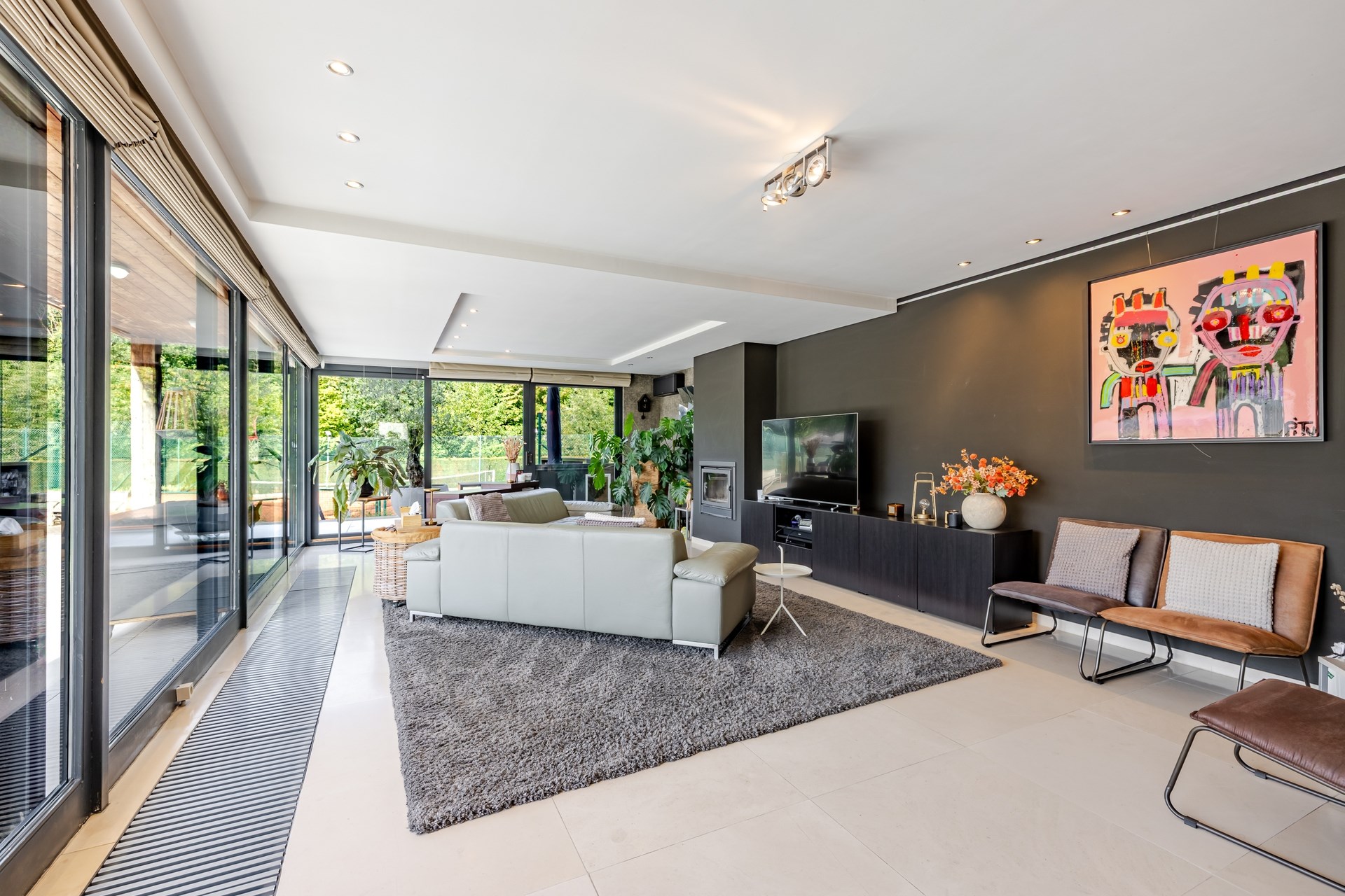 Exclusieve woning met 5 slaapkamers, tennisplein, poolhouse en ruime tuin - foto 4