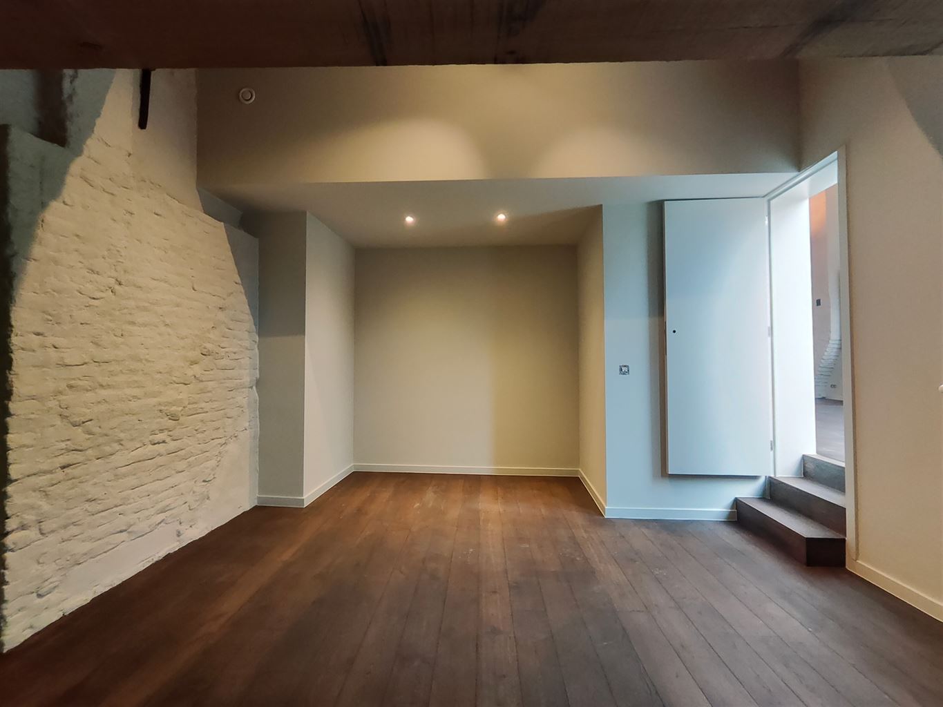 Luxe duplex loft op de tweede verdieping met 2(+1) slaapkamers, ruim terras en optioneel een staanplaats, gelegen in het centrum van Maaseik. - foto 5