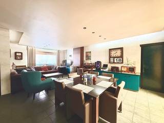 Op een boogscheut van het bruisende centrum van Wevelgem bevindt zich deze charmante en ruime gezinswoning. Deze woning combineert comfort, functionaliteit en een gezellige sfeer – ideaal voor gezinnen die op zoek zijn naar hun nieuwe thuis.<br /><br />Bij het binnenkomen word je verwelkomd in een ruime leefruimte die naadloos overgaat in de open keuken. <br />De woning beschikt over vier volwaardige slaapkamers, ideaal voor een groter gezin of om extra ruimte te voorzien voor een bureau, hobbykamer of logeerkamer. De badkamer is uitgerust met zowel een bad als een douche, zodat je naar eigen wens kan ontspannen of snel opfrissen.<br /><br />Buiten vind je een gezellige tuin waar het heerlijk vertoeven is. Dankzij de overdekte zithoek geniet je er het hele jaar door van, ongeacht het weer. Een extra troef is de garage, handig voor je wagen, fietsen of extra opslagruimte.<br />Bovendien is de woning uitgerust met zonnepanelen, wat bijdraagt aan een lagere energiefactuur én een duurzame levensstijl.<br /><br />Troeven op een rijtje:<br />4 slaapkamers<br />Leefruimte met open keuken<br />Badkamer met bad én douche<br />Garage<br />Gezellige tuin met overkapping<br />Zonnepanelen<br />Blanco elektriciteitskeuring<br /><br />Gelegen op wandelafstand van het centrum van Wevelgem<br />Ben je op zoek naar een comfortabele en energiezuinige woning met alle ruimte voor je gezin? Maak dan snel een afspraak voor een bezoek en ontdek zelf het potentieel van deze topper!