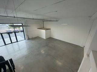 576m² kantoor / showroom met 144m² magazijn te huur op een uitstekende locatie in Kruibeke.Dit nieuwbouw bedrijfsgebouw is opgebouwd uit...