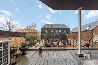 <p><span>Vastgoed in Diest? IMMO DIEST, natuurlijk....</span></p><p><span> </span></p><p><span>E</span><span>en </span><span>instapklaar appartement in het centrum van Diest</span><span> met </span><span>lift</span><span>, </span><span>2, mogelijk 3 slaapkamers</span><span>, </span><span>groot terras</span><span> </span><span>én</span><span> </span><span>parking</span><span>?</span></p><p><span>In de Begijnenstraat vind je dit lichtrijke appartement (ca. 116 m²) in een kleinschalige residentie, gelegen op de 1e verdieping en bereikbaar via trap én lift (6 personen)</span></p><p><span> </span></p><p><span>Extra troeven</span></p><p><span> </span></p><ul><li><span>Superterras met vooral namiddag- en avondzon </span></li><li><span>Volledig opnieuw geschilderd</span></li><li><span>Kurkvloer</span><span> in de grote slaapkamer (warm, stil en comfortabel)</span></li><li><span>Duurzaam, energiezuinig: elektriciteit conform, EPC label A, 6 zonnepanelen</span><span> geplaatst (</span><span>2.490 Wp</span><span>)</span></li><li><span>Zonneblinden</span><span> aan de terrasdeur</span></li><li><span>Vliegenramen</span><span> voorzien</span></li><li><span>Beperkte syndicuskosten</span></li></ul><p><span>Indeling</span></p><p><span>Inkomhal, ruime </span><span>L-vormige woonkamer</span><span>, open keuken met ontbijtruimte (o.a. fornuis, vaatwasser, koelkast, vriezer), berging/wasplaats, nachthal met vestiaire/inbouwkast, apart toilet, badkamer met douche en lavabomeubel.<br />Er zijn vandaag </span><span>2 slaapkamers</span><span>, maar het appartement was oorspronkelijk ingedeeld als </span><span>3 kamers</span><span> (de 2 deuren zijn behouden), waardoor een herindeling perfect mogelijk is.</span></p><p><span>Terrassen, kelder & parking</span></p><p><span>Via de keuken bereik je het </span><span>zeer ruime terras achteraan</span><span>: functioneel, grotendeels </span><span>overdekt</span><span> en met </span><span>terrasberging</span><span>. Via de slaapkamer is er ook een </span><span>terras vooraan</span><span>.<br />De lift gaat tot in de kelder waar je beschikt over een </span><span>privatieve, afsluitbare (betegelde) berging</span><span>. Een buitentrap, bereikbaar via de parkeerplaats, leidt naar een </span><span>gemeenschappelijke kelder/fietsenberging</span><span>. Achteraan heb je bovendien een </span><span>eigen parkeerplaats</span><span>, bereikbaar via een </span><span>elektrisch bedienbare poort</span><span>.</span></p><p><span>Comfort</span></p><p><span>Verwarming op </span><span>aardgas</span><span> en </span><span>airco</span><span> (koelen & verwarmen).</span></p><p><span> </span></p><p><span>Benieuwd? </span><span>Bel Immo Diest</span><span> voor een afspraak: </span><span>013 31 25 22</span><span>. We laten je dit appartement graag snel ontdekken.<br />Bekijk ook de </span><span>virtuele tour</span><span> via <span>https://immodiest.be/</span></span><span>.</span></p><p><span> </span></p>