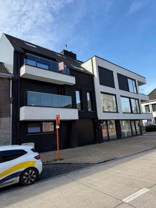 In het gezellige Elversele bieden wij u dit recent duplex appartement aan.Gelegen op de 2e verdieping met inkomhal, apart toilet met lavabo, ruime...