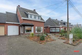 Niet nieuw, niet oud, maar gewoon goed. En dat is het fijne aan deze woning: je kan er zo in, en mondjesmaat je eigen ding doen. Met een likje...