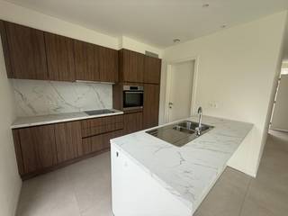 Deze nieuwbouwwoning is gelegen in Herzele en afgewerkt met uiterst duurzame materialen.Bij binnenkomst vindt u de inkomhal met een bezoekerstoilet...
