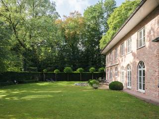 Bijzonder ruime en vrijstaande villa (BJ 1991) met een dubbele garage (124 m²) op een gunstig hoekperceel van 1.205 m² in Sint-Denijs-Westrem.  Je...