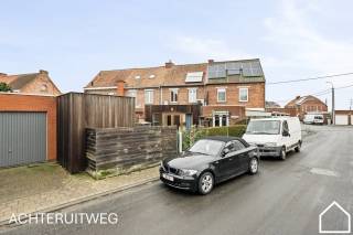 Deze energiezuinige woning heeft alle moderne en energiezuinige troeven... Naast vloerverwarming met lucht/waterwarmtepompen, tot airco's, ventilatie,... deze woning heeft het allemaal en is daarnaast gelegen op "ons dorp" te Menen in een rustige wijk.<br />ONTDEK DE WONING VIA DE VIDEO: https://youtu.be/NiI30QYIKaY<br />Indeling:<br />Glv: inkomhal (5,14m²) met apart toilet - leefruimte met houtkachel (32,44m²) en open keuken (26,60m²) bestaande uit een eiland met spoelbak en vaatwaas, inductie kookplaat, vaatwfrigo, heteluchtoven en microgolf - berging (1,69m²) - terras (22m²) - tuin met achteruitweg (63m²) - tuinberging (8,15m²) <br />Verdieping 1: nachthal - 2 slaapkamers (11,61m² - 10,06m²) - badkamer met ligbad, enkel wasmeubel en apart toilet (6,10m²) <br />Verdieping 2: slaapkamer met ingebouwde kasten (17m²) - badkamer 2 met inloopdouche, enkel wasmeubel en toilet (3,50m²) <br />Extra: zonneboiler - vloerverwarming met lucht/water warmtepomp - airco/warmtepomp lucht/lucht slaapkamer 3 - regenwater
