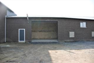 Prijs : 450 €/maand + 21 % BTW (maandelijkse facturatie door de eigenaar)<br />Deze<strong> ruime geïsoleerde lood</strong>s heeft een <strong>opp. van 100m²</strong>. <br />Zij is voorzien van een 1 <strong>sectionale poort</strong>.  De <strong>elektriciteit is volledig nieuw (drijfkracht is aanwezig)</strong>. Verder zijn er ruime <strong>oprijmogelijkheden</strong> en <strong>parkeermogelijkheden</strong> aan de voorzijde van de loods. Verschillende loodsen aanwezig op domein