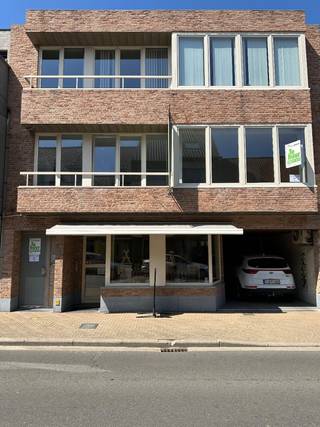 Dit instapklaar appartement is gelegen op de 1ste verdieping van een kleine residentie en bestaat uit: inkomhal met vestiairekast - toilet - grote living - keuken - nachthal - badkamer - 2 slaapkamers. <br /><br />Vrij 15/09/2026. Huurprijs 775 €/mnd<br />Syndickosten inbegrepen.