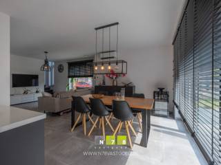<strong>HALFVRIJSTAANDE WONING MET 3 SLAAPKAMERS OP EEN HOEKPERCEEL VAN 4A64CA TE NEEROETEREN.</strong><br /><br /><strong>TROEVEN</strong><br />• Recent gebouwd in 2020.<br />• Zeer rustige en kindvriendelijke woonwijk.<br />• Doodlopende straat.<br />• Energiezuinig met een EPC A-label.<br />• Zonnepanelen.<br />• Ligging nabij centrum Neeroeteren.<br />• School kortbij.<br />• Zuidwestgerichte achtertuin.<br /><br /><strong>GELIJKVLOERS</strong><br />• Inkomhal (2,18m x 1,94m = 4,23m²): tegelvloer.<br />• Leefruimte met keuken (38,09m²): Keukeneiland met 2 zitplaatsen, kolomkasten, combi-oven, vaatwasser, elektrische kookplaat, dampkap en inbouwfrigo, tegelvloer.<br />• Apart toilet (1,70m x 0,90m = 1,53m²): tegelvloer.<br />• Berging (3,00m x 1,80m = 5,40m²): aansluiting wasmachine en droogkast, uitgietbak, bereikbaar vanaf de keuken en vanaf de garage, tegelvloer.<br />• Inpandige garage (5,60m x 3,00m = 16,80m²): automatische sectionale poort, aansluitingen van nutsvoorzieningen, betonvloer.<br /><br /><strong>VERDIEPING +01</strong><br />• Overloop ( 2,91m x 2,24m = 4,42m²).<br />• Slaapkamer 1 (4,01m x 4,10m = 16,44m²).<br />• Slaapkamer 2 (3,10m x 3,00m = 9,30m²).<br />• Slaapkamer 3 (3,10m x 3,00m = 9,30m²).<br />• Badkamer (2,45m x 2,98m = 7,30m²): badkamermeubel (dubbele lavabo, onderkast, kolomkast), ligbad, aparte douche, toilet.<br />• Berging (1,81m x 1,16m = 2,1m²).<br />• Apart toilet (1,35m x 0,9m = 1,22m²).<br /><br /><strong>EXTERIEUR</strong><br />• Voortuin.<br />• Oprit voor inpandige garage.<br />• Parkeerplaats.<br />• Achterliggende westgerichte tuin (220m²).<br />• Terras (9,00m x 5,00m = 45,00m²): terrastegels.<br />• Tuinhuis (8,00m x 3,00m = 24,00m²): stroomvoorziening.<br /><br />Bekijkt u deze advertentie via een aanverwante vastgoedsite, surf dan zeker naar onze website www.N78vastgoed.be voor een uitgebreide beschrijving en foto's. Meer info: +32 (0)89 86 18 88 of info@N78vastgoed.be.