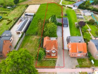 <p><strong><span>Centraal gelegen woning met 3 slaapkamers en polyvalente loods en weiland op een perceel van 2.359 m²</span></strong></p>
<p><span>De woning bevindt zich nabij het centrum van Retie, waardoor w</span><span>inkels, scholen en openbaar vervoer zich op korte afstand bevinden.<br /></span><span>Daarnaast geniet u van een goede verbinding met de omliggende gemeenten en de autosnelweg E34.</span></p>
<p><span>Via de inkomhal komen we binnen in de ruime woonkamer met aansluitend de royale eetkamer.<br /></span><span>Dankzij de verschillende raampartijen geniet deze ruimtes van veel natuurlijke lichtinval.</span></p>
<p><span>De centraal gelegen keuken beschikt over voldoende opbergmogelijkheden. Daarnaast is er een praktische kelder van circa 18m².</span></p>
<p><span>Op het gelijkvloers bevinden zich eveneens de wasplaats, een apart toilet en een veranda.</span></p>
<p><span>Via de traphal aan de inkomhal bereiken we de eerste verdieping, waar zich drie slaapkamers bevinden en een badkamer.</span></p>
<p><span>Buiten beschikt de woning over een ruim tuinaandeel en extra weiland (1.337m²) ideaal voor dieren.<br />De polyvalente loods vormt een mooie extra en is ideaal voor hobbydoeleinden, een atelier of extra opslagruimte.</span></p>
<p><strong><span>Kortom: <br />een ruime, centraal gelegen gezinswoning met heel wat potentieel, een grote tuin en tal van mogelijkheden voor wie graag zijn eigen stempel op een woning drukt.</span></strong></p>
<h3><span>Bijzonderheden</span></h3>
<ul>
<li><span>Perceel van 2.359 m²</span></li>
<li><span>3 slaapkamers</span></li>
<li><span>Polyvalente loods</span></li>
<li><span>Groene omgeving</span></li>
<li><span>Centrale ligging nabij het centrum van Retie</span></li>
</ul>
<p></p>