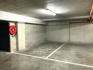 Ondergrondse autostaanplaats te koop. Gelegen in een recent en verzorgd wooncomplex aan de Ouden Dendermondse Steenweg 142. Vlot toegankelijke ondergrondse parking met automatische poort. Momenteel verhuurd (opzegtermijn 1 maand), ideaal als investering of voor eigen gebruik.