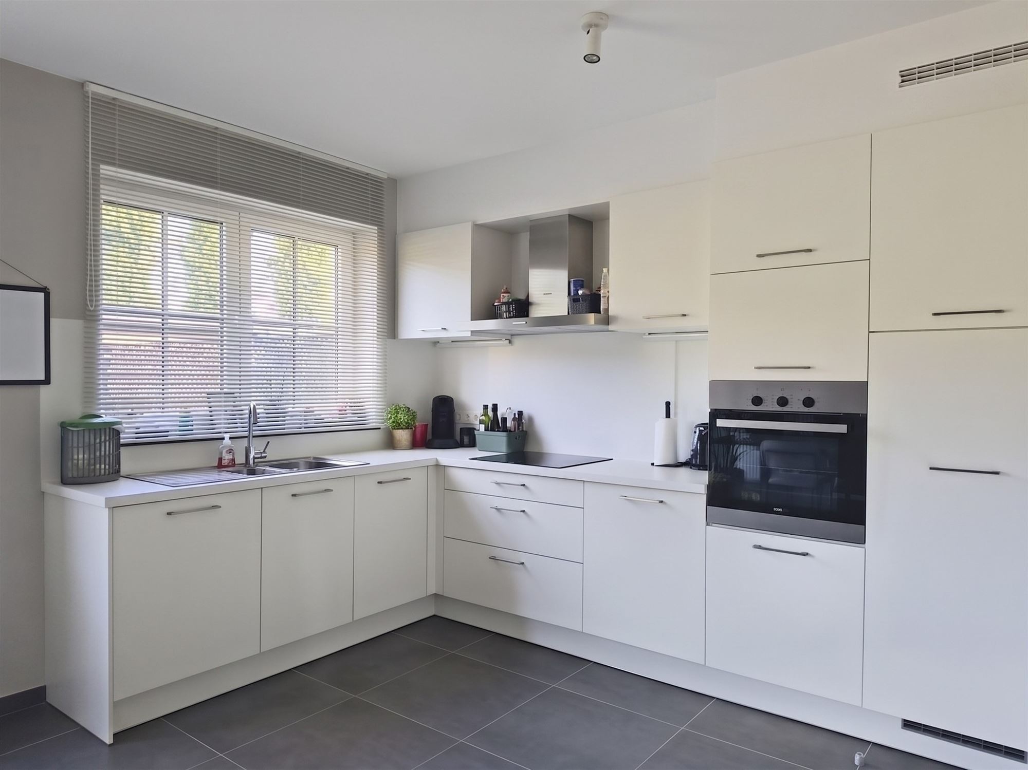 recent woonhuis met 3 slaapkamers, grote hobbykamer, cosy tuintje met berging en oprit/parkeermogelijkheid - foto 4