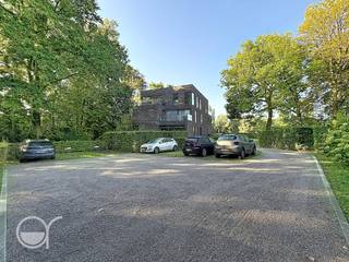 Deze staanplaats (P07) is gelegen bij de groene Residentie Betula en geniet van een uitstekende ligging. De maandelijkse huurprijs bedraagt 75 euro + 5 euro gemeenschappelijke kosten (voorschot) en kan onmiddellijk gehuurd worden. De staanplaats is te bezoeken na afspraak met agence rosseel.