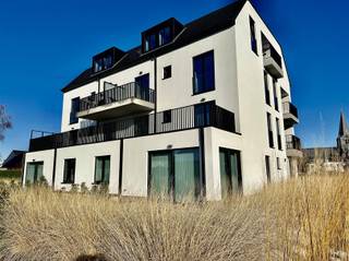 <p>Praktijkruimte/ kantoorruimte te huur in centrum Eine.</p><p>Deze praktijkruimte maakt deel uit van een nieuwbouw en geniet een leefruimte met open keuken, <br />aanpalend aan de leefruimte een terras, een badkamer, een technische bergruimte, een apart toilet, 2 kamers waarvan aan de ene kamer aanpalend een terras.</p><p>Inclusief een private ondergrondse autostaanplaats en kelderberging.</p><p>Provisie voor de gemeenschappelijke lasten zijn inclusief in de huurprijs.</p><p>Benieuwd naar deze praktijkruimte?<br />Vraag uw bezoek aan via onze website www.immodhondt.be </p>